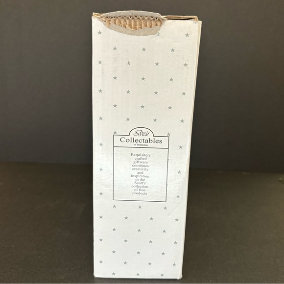 Scott's Porcelain 11 piece Nativity Christmas set with wood base. - Picture 16 of 16